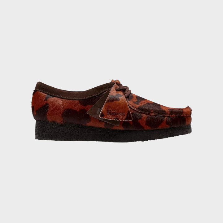 Clarks Wallabee Cow Print brun mokasinsko med ruskindsdetaljer