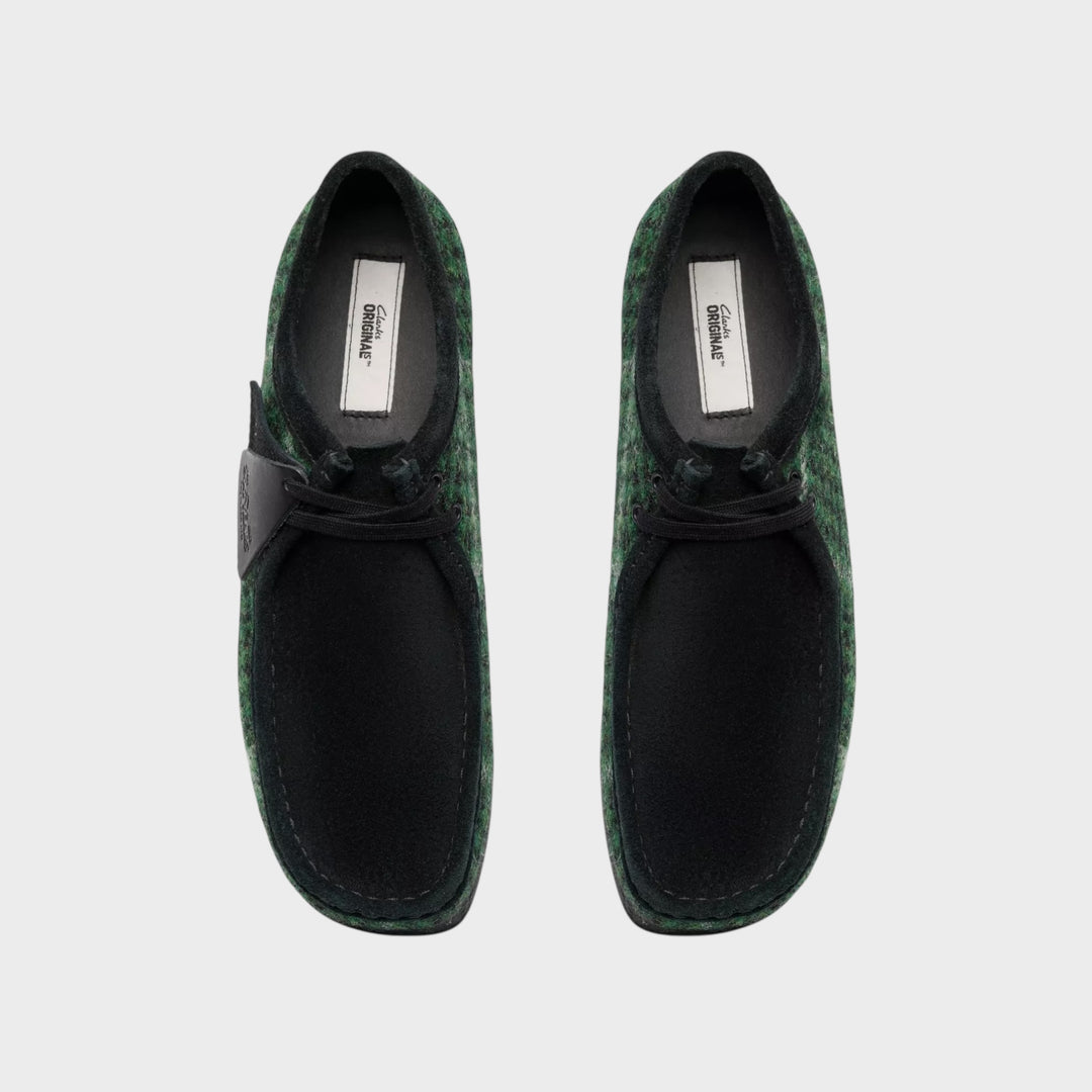 Clarks Wallabee sko med sort sål og grøn Harris Tweed