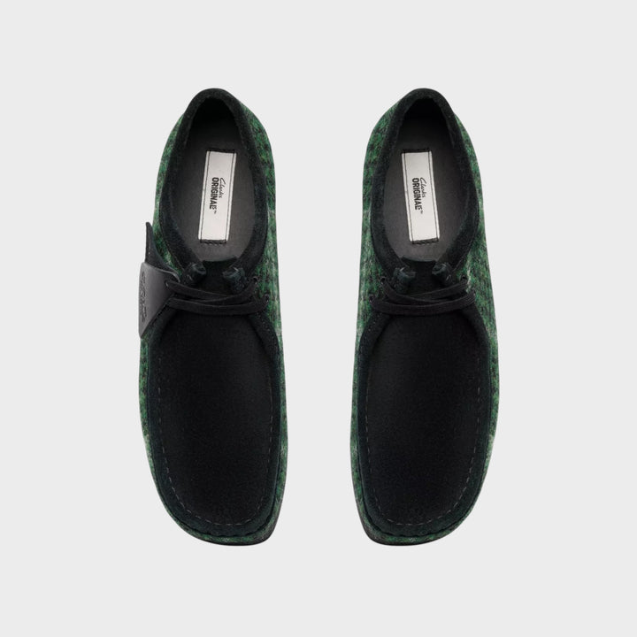 Clarks Wallabee sko med sort sål og grøn Harris Tweed