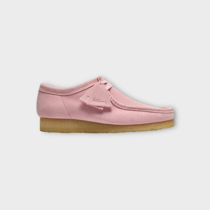 Clarks Wallabee i Light Pink Suede set forfra med klassisk silhuet.