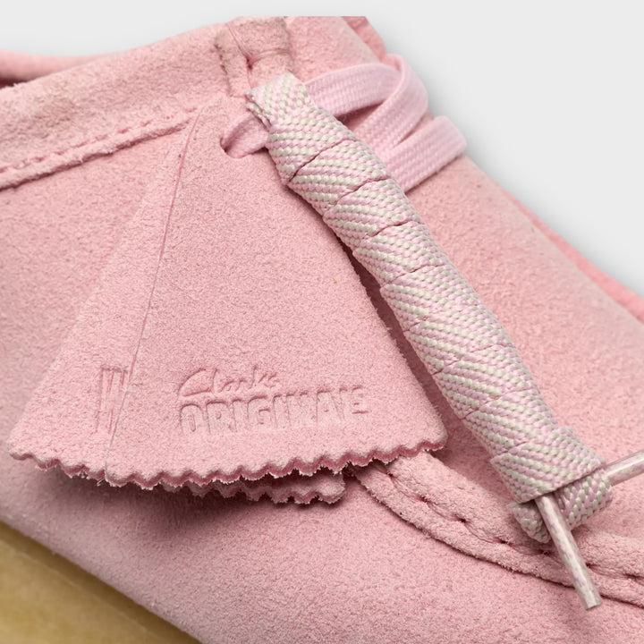 Snøredetalje på Clarks Wallabee i Light Pink Suede.