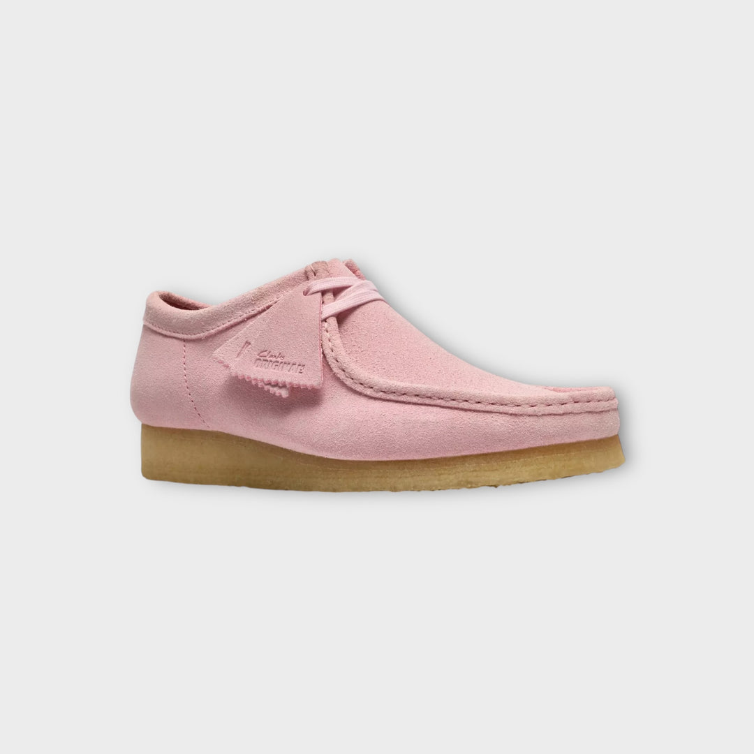 Top view af Clarks Wallabee i Light Pink Suede med snørelukning.
