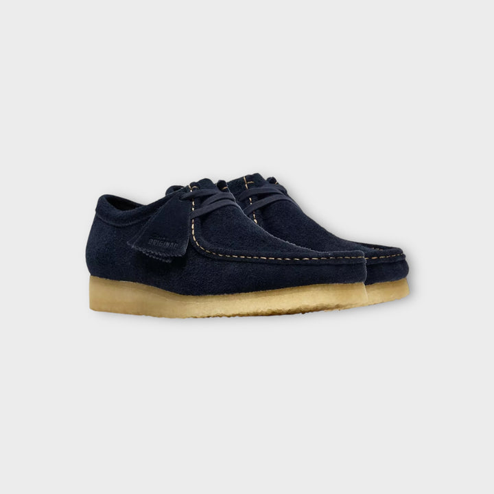 Clarks Wallabee i Navy Suede set bagfra med hældetalje.