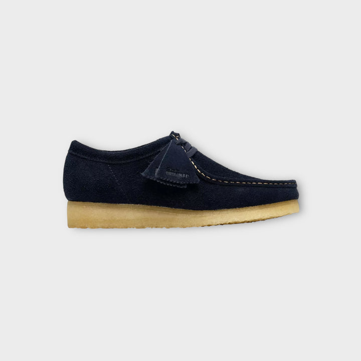 Clarks Wallabee i Navy Suede set forfra med klassisk silhuet.