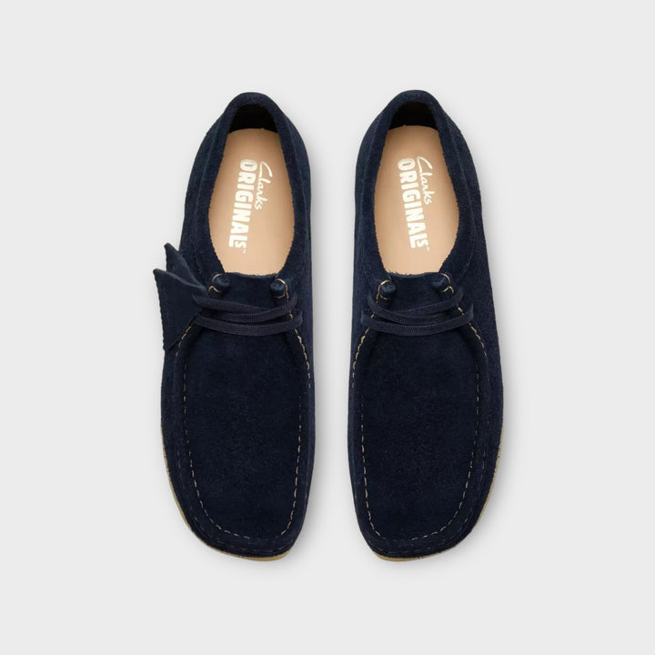Nærbillede af ruskindsmaterialet på Clarks Wallabee i Navy.