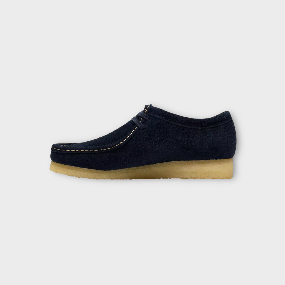 Sidesyn af Clarks Wallabee i Navy Suede.