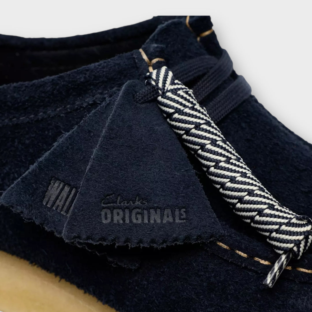 Crepe-sål på Clarks Wallabee i Navy Suede.