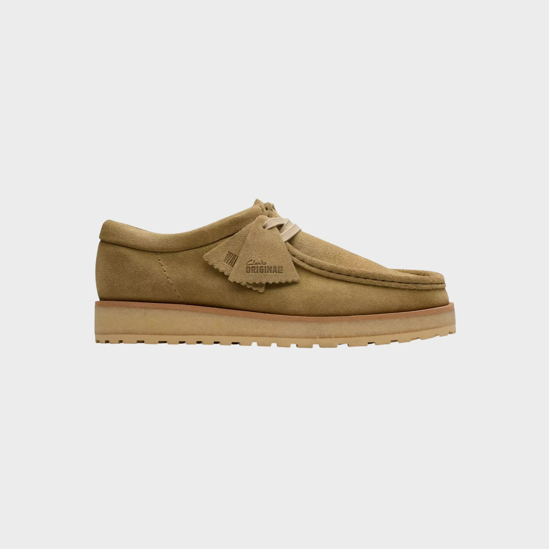 Clarks Wallabee Scout Lo i Dark Sand Suede set fra siden