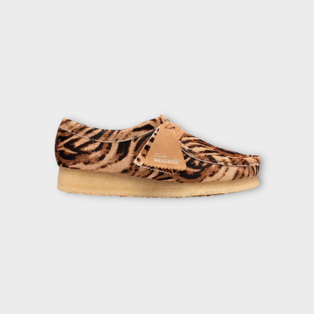 Clarks Wallabee i Tiger Print set fra siden med naturfarvet crepesål