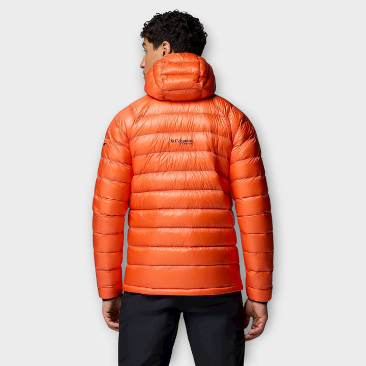 Columbia Arctic Crest Down Hooded Jacket i Zing/Orange vist fra siden.