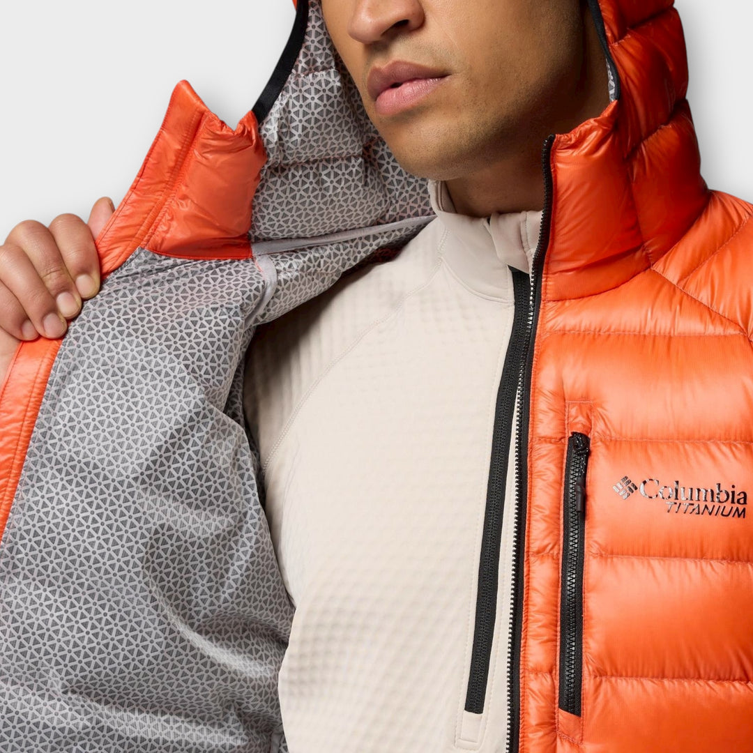 Detaljebillede af hætten på Columbia Arctic Crest Down Hooded Jacket i Zing/Orange.