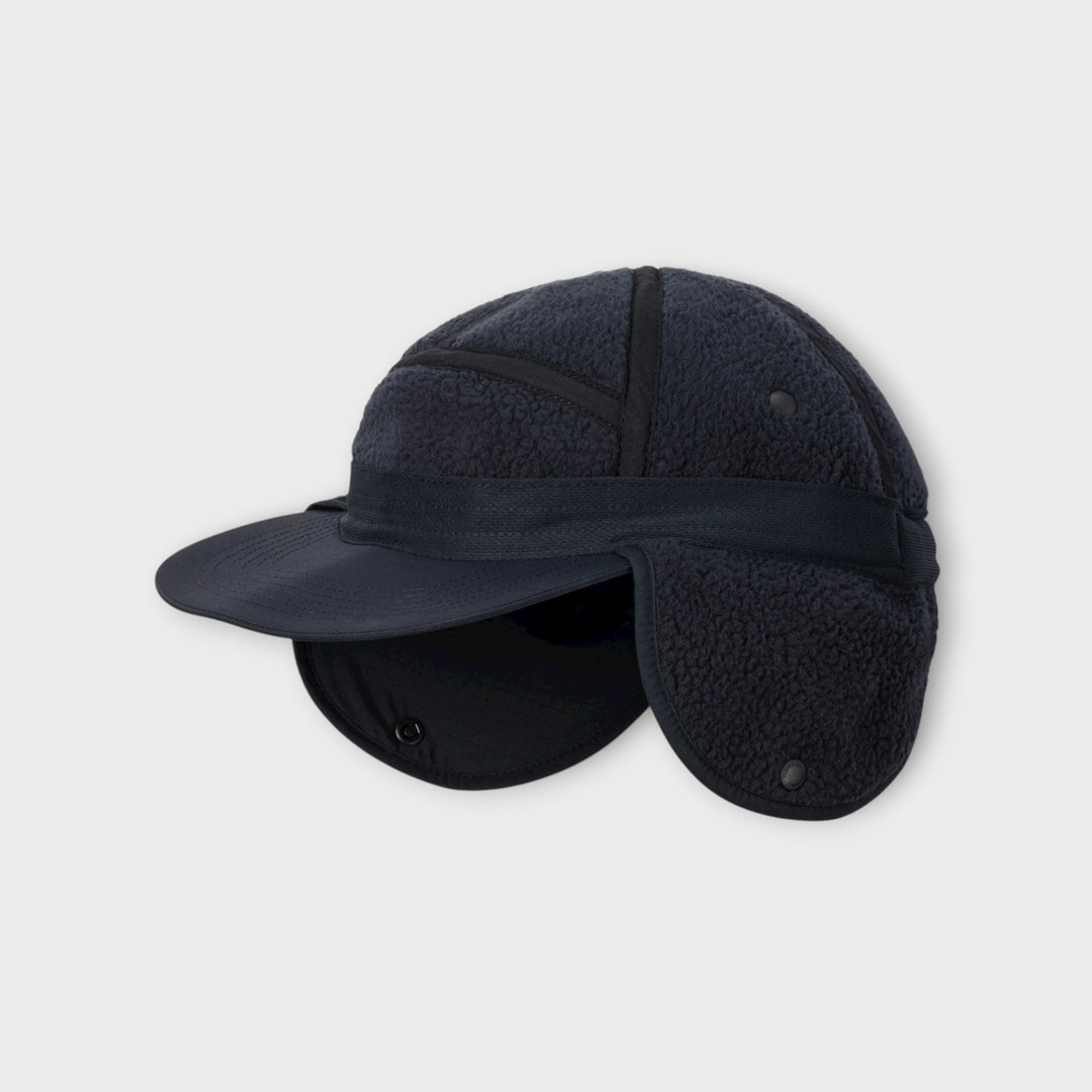 Detaljebillede af Columbia Landroamer Ear Flap Cap i sort.