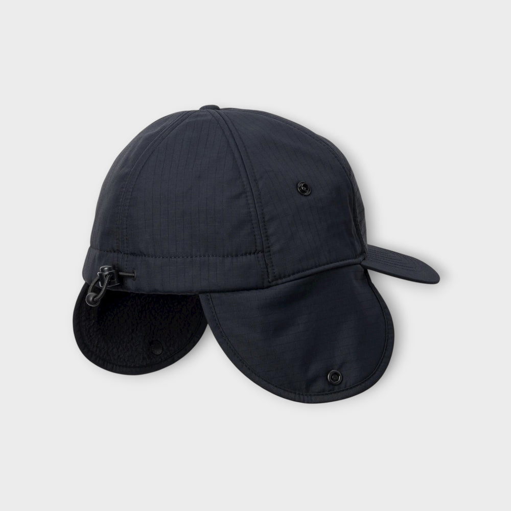 Columbia Landroamer Ear Flap Cap i sort vist fra siden.