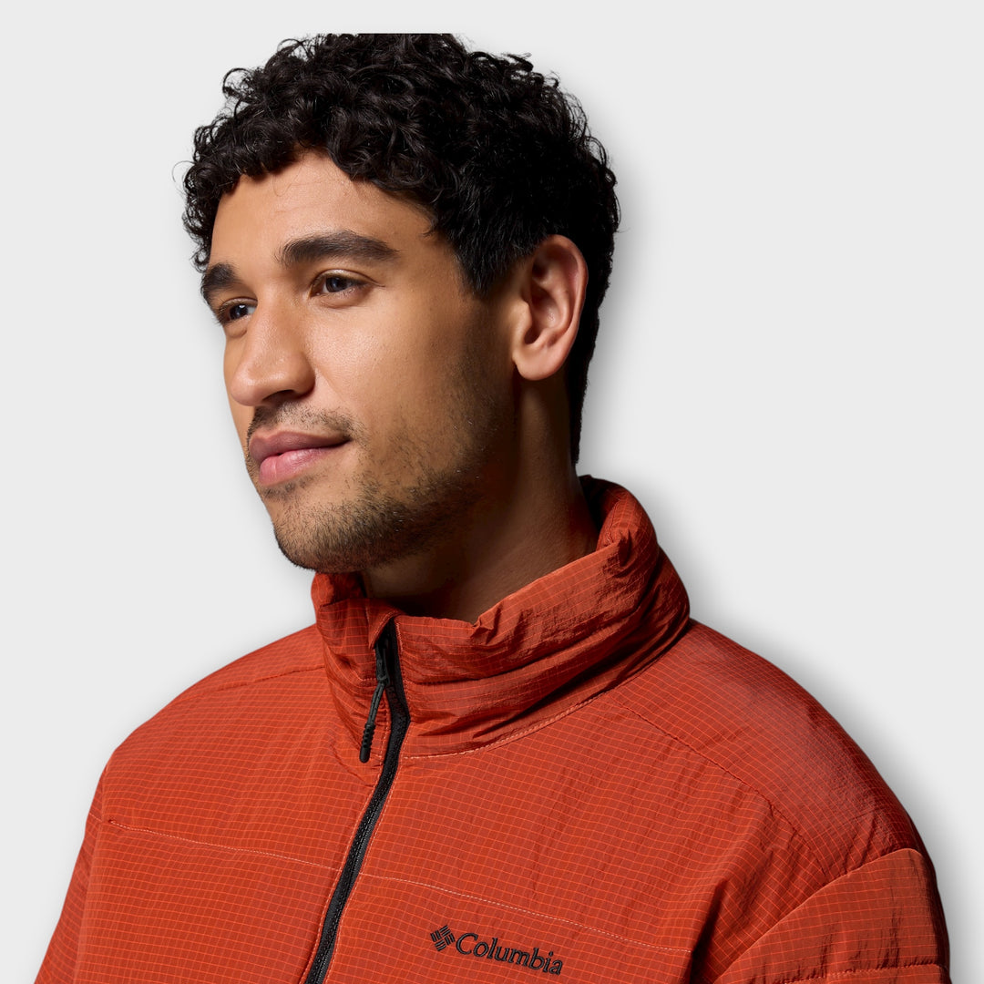 Columbia-logoet på brystet af Pike Lake Novelty Puffer Jakke i Orange.