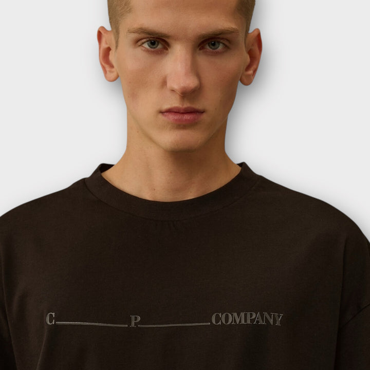 C.P. Company 30/1 Jersey T-Shirt i sort foldet på hvid baggrund
