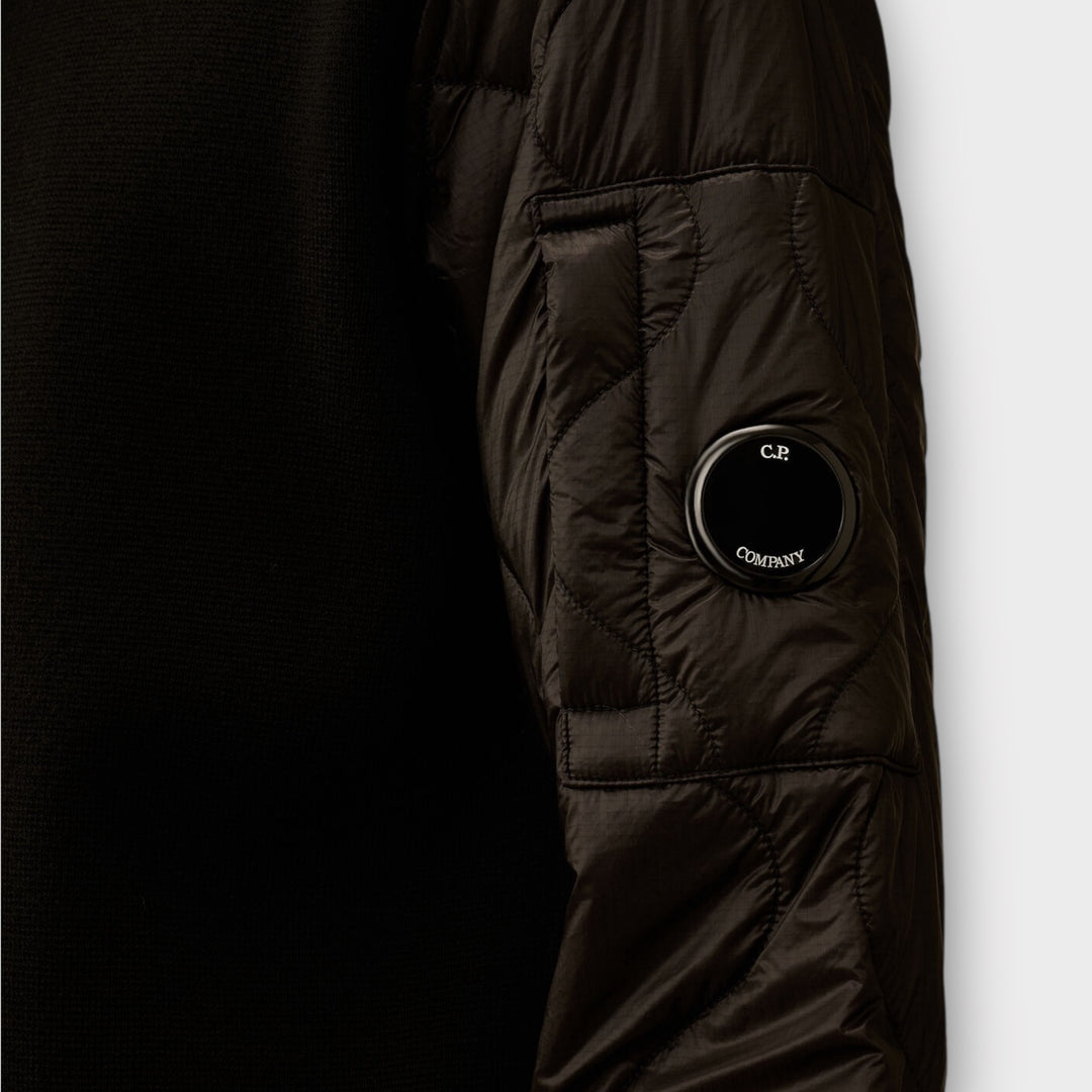 C.P. Company Hooded Zip Sweater i sort med hætte vist.