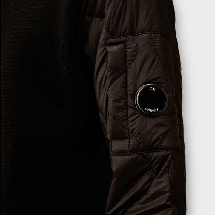 C.P. Company Hooded Zip Sweater i sort med hætte vist.