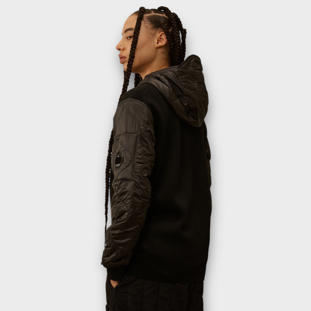 C.P. Company Hooded Zip Sweater i sort med close-up af merinould.