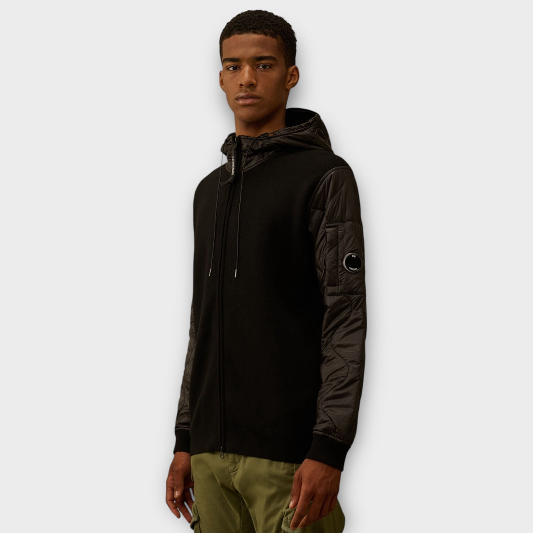 C.P. Company sort hoodie-sweater i merinould med fuld lynlås.