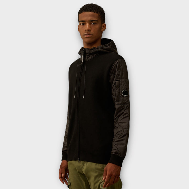 C.P. Company sort hoodie-sweater i merinould med fuld lynlås.