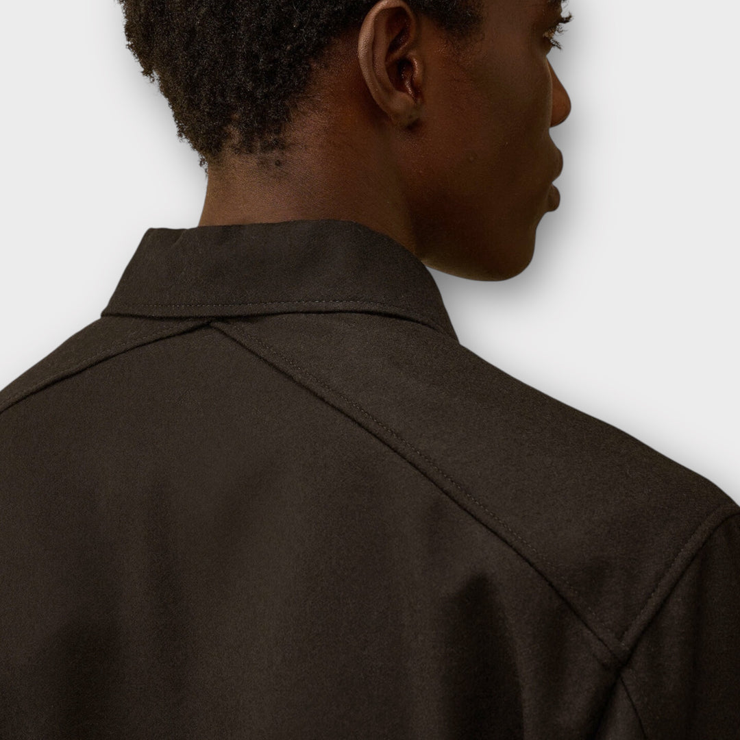 C.P. Company Felt Lens Overshirt i sort med stof-close-up.