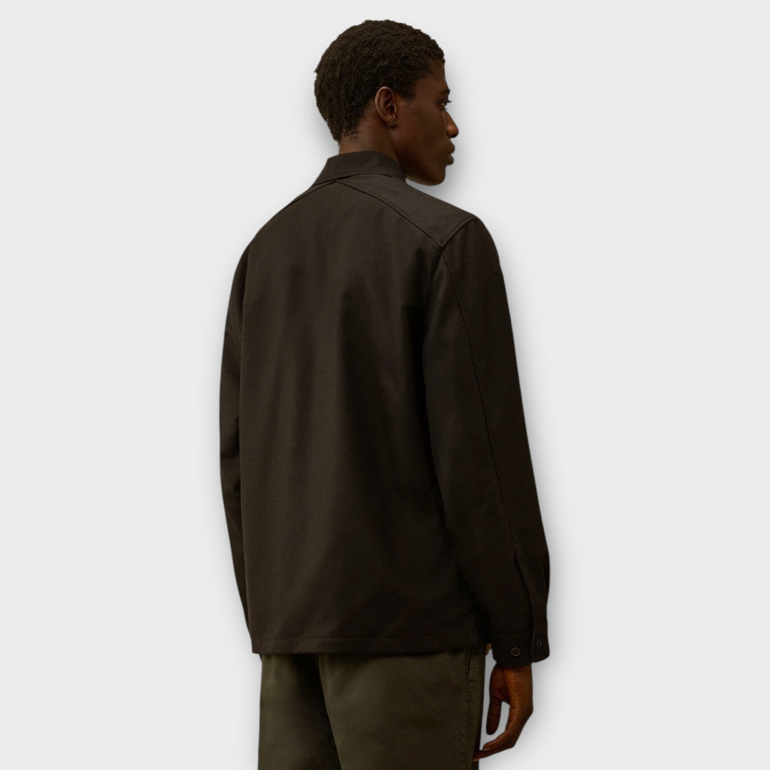 C.P. Company Felt Lens Overshirt i sort vist fra siden.