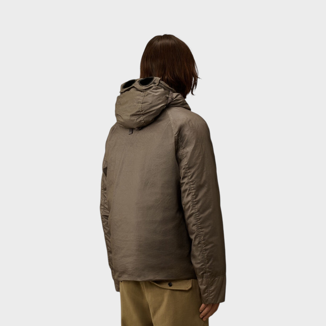 Teknisk frontlukning med lynlås og trykknapper på C.P. Company Goggle Down Jacket