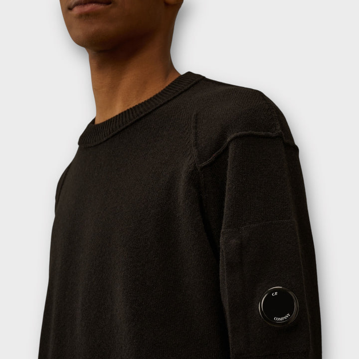 C.P. Company Lambswool GRS Lens Crewneck i sort med Lens-lomme på ærmet.