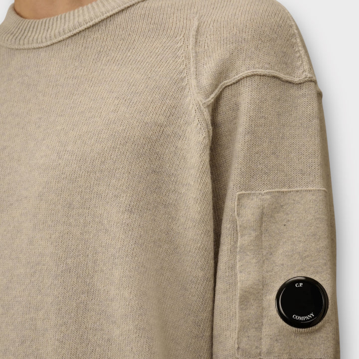 C.P. Company Lambswool GRS Lens Crewneck Off White Melange med Lens-detalje.