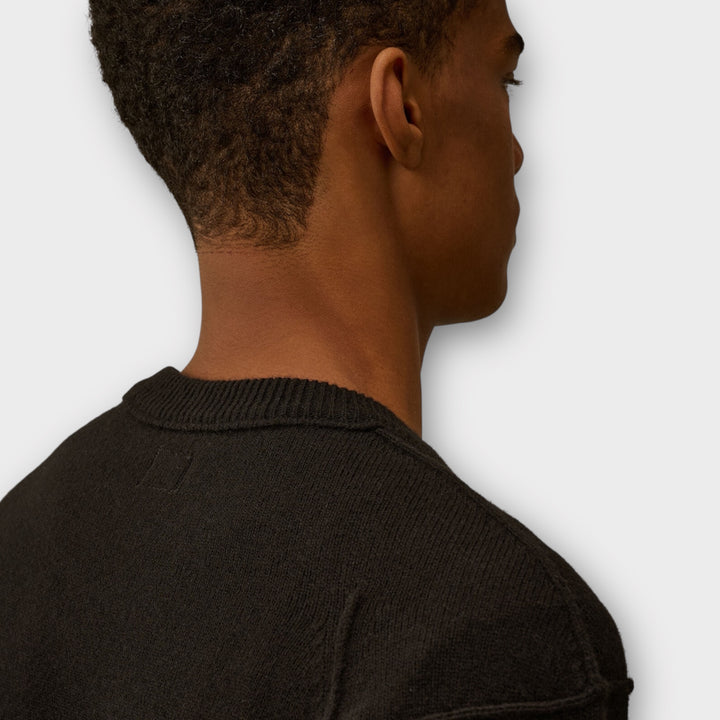 C.P. Company Lambswool GRS Lens Crewneck i sort tæt på materialet.