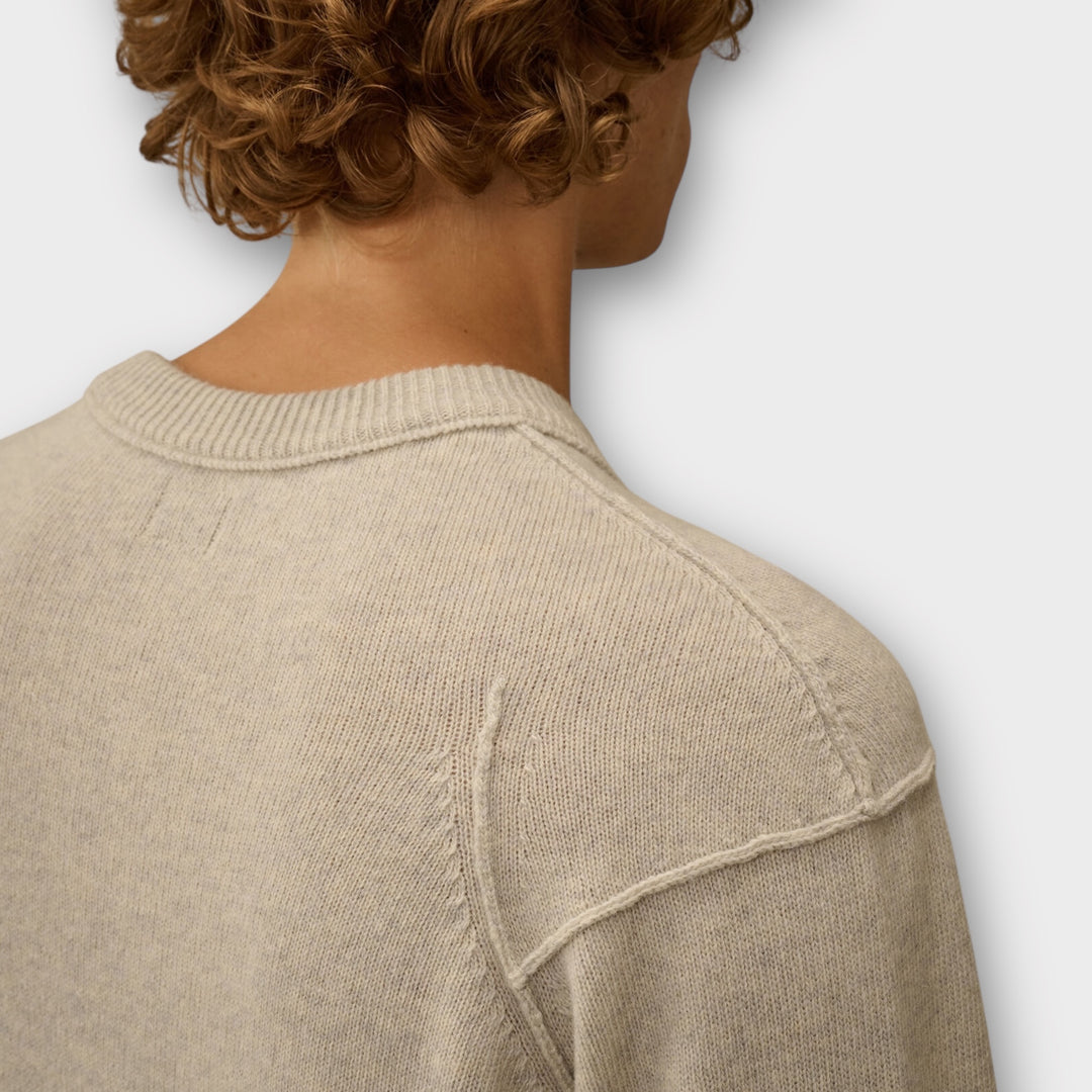 C.P. Company Lambswool GRS Lens Crewneck Off White Melange tæt på stof.