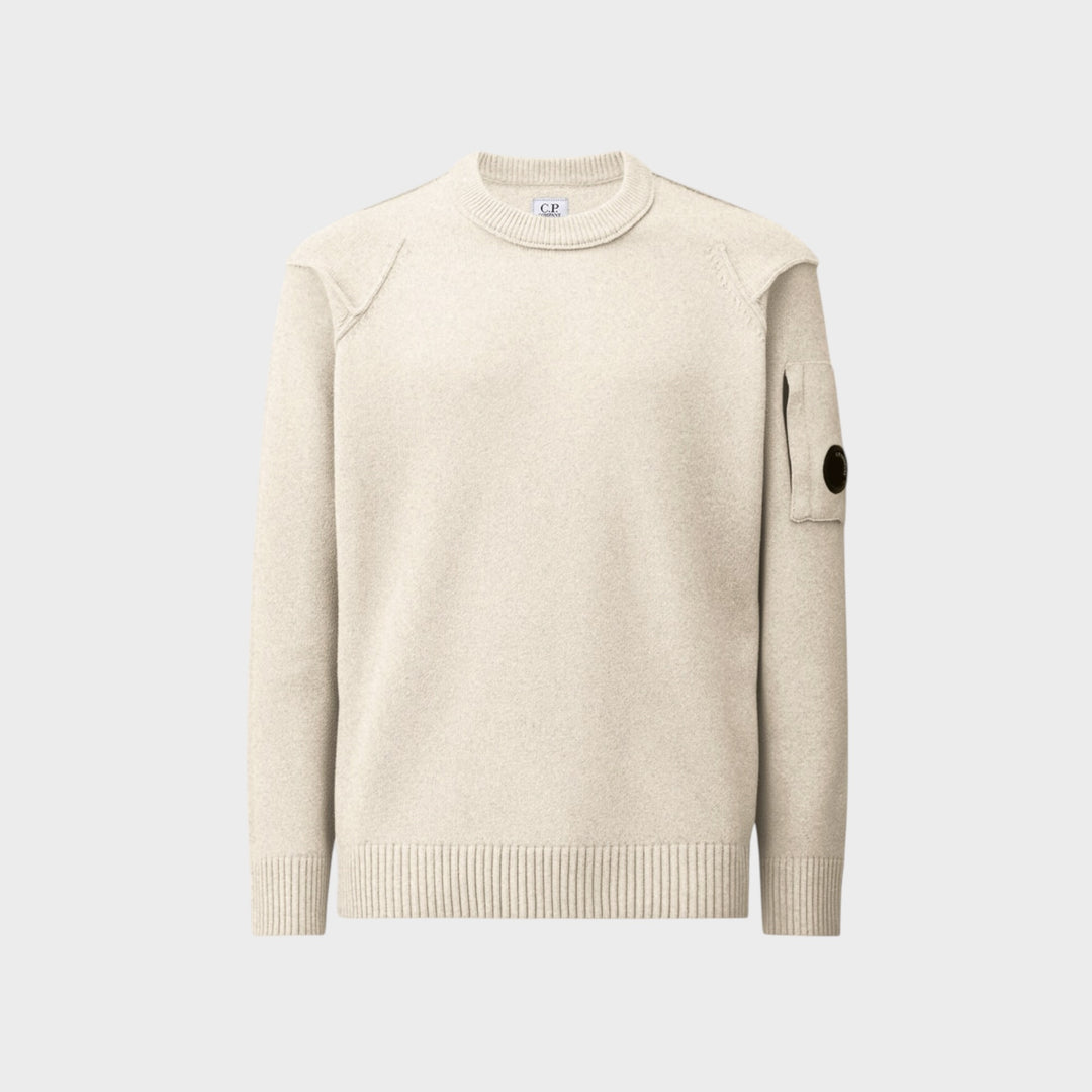 C.P. Company Lambswool Strik i Off White set forfra med Lens-detail
