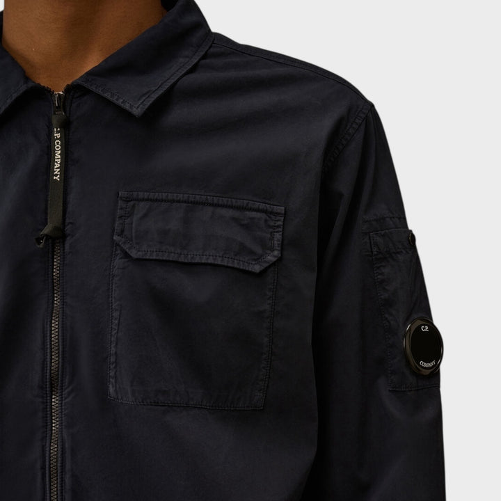 Detaljebillede af C.P. Company Lens og lynlås – Organic Gabardine overshirt navy