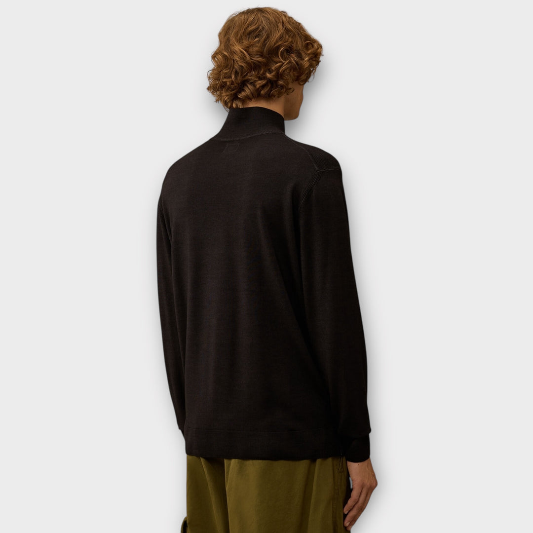 C.P. Company Merino Wool Half Zip Sweater med lynlås-detalje.