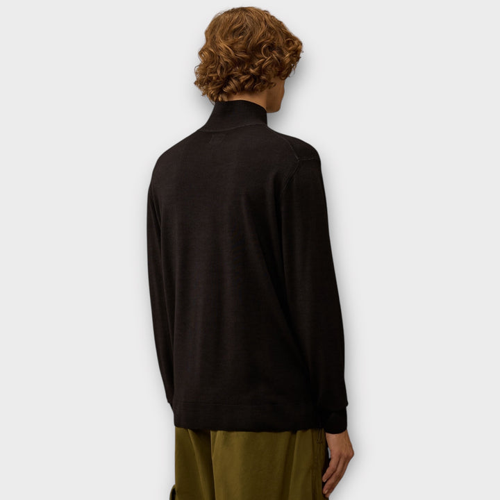 C.P. Company Merino Wool Half Zip Sweater med lynlås-detalje.