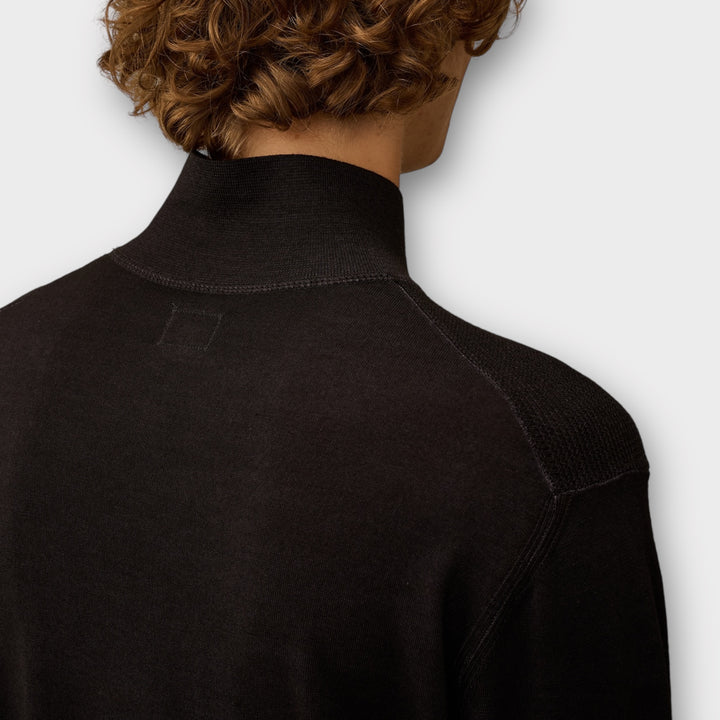 C.P. Company Half Zip Sweater i Total Eclipse med Lens-ærmedetalje.