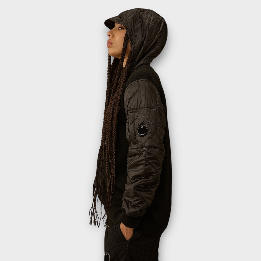 C.P. Company Hooded Zip Sweater i ekstra fin merinould og tekniske paneler.