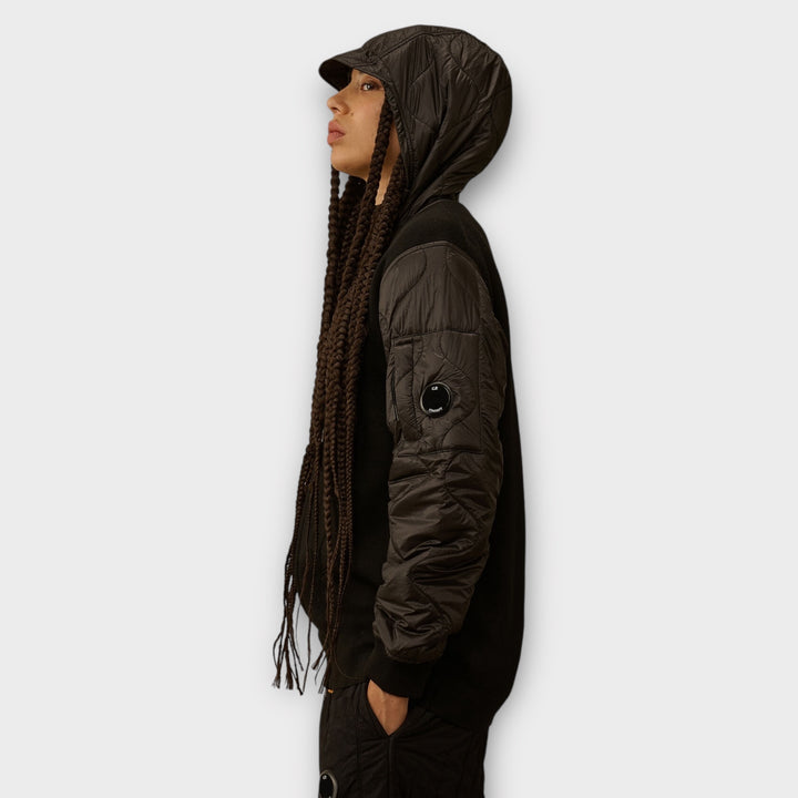 C.P. Company Hooded Zip Sweater i ekstra fin merinould og tekniske paneler.