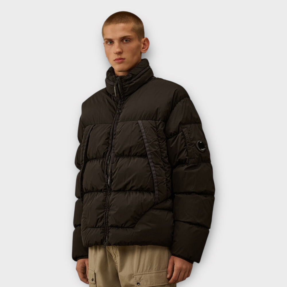 C.P. Company Nycra-R Hooded Down jacket i farven black.