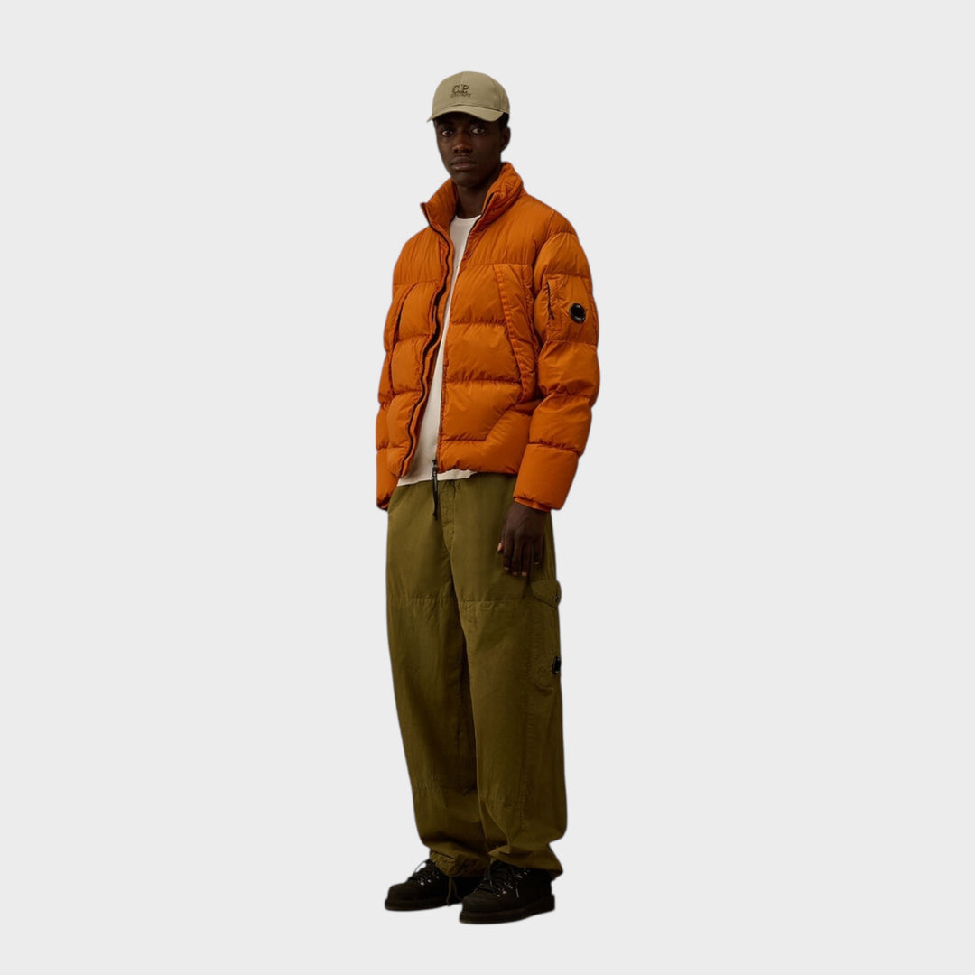 C.P. Company Nycra-R Hooded Down Jacket i Russet Orange set bagfra med integreret hætte.