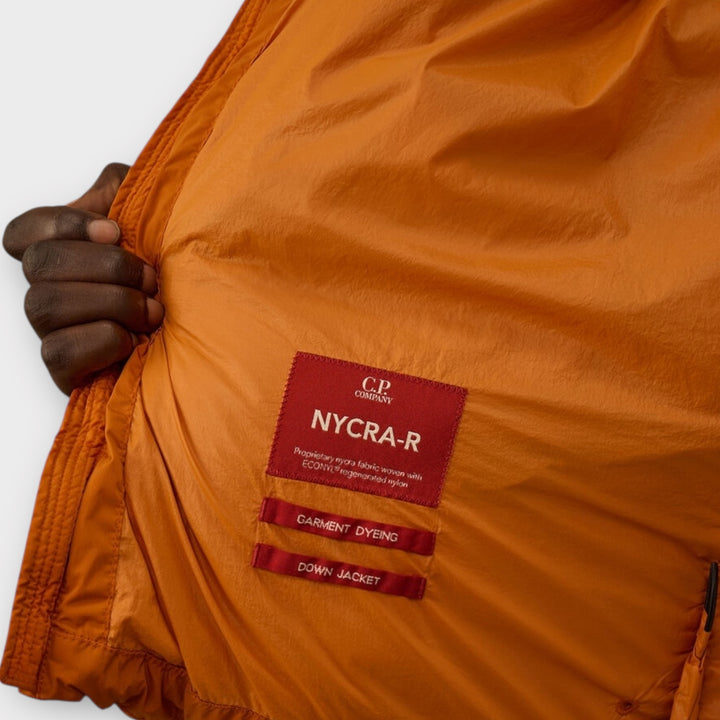 C.P. Company Nycra-R Hooded Down Jacket i Russet Orange vist i helhed med komfortabel pasform.
