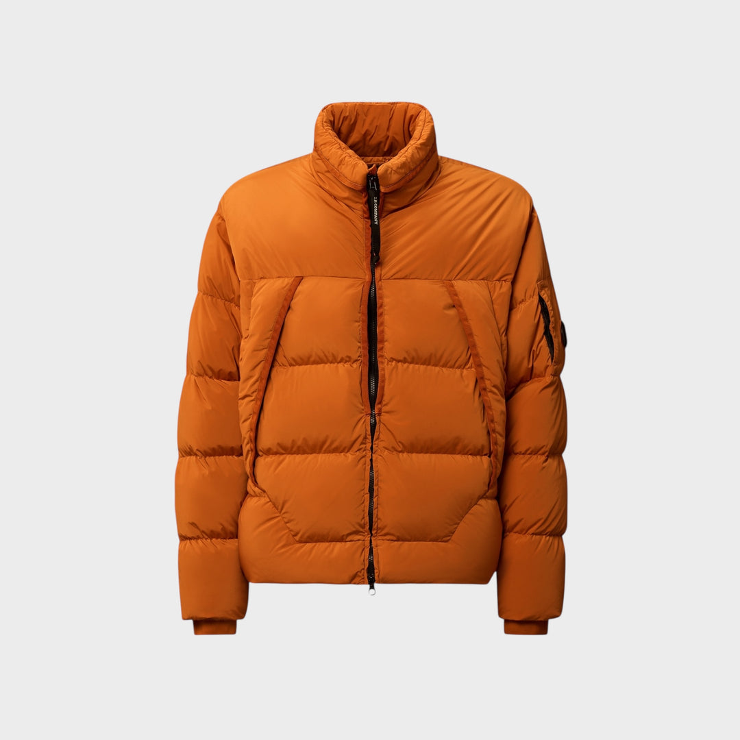 C.P. Company Nycra-R Hooded Down Jacket i Russet Orange set forfra med teknisk og ren silhuet.