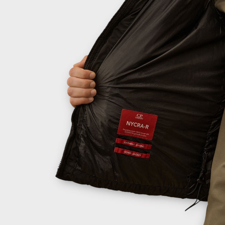 C.P. Company Nycra-R Hooded Down jakke i sort farve.