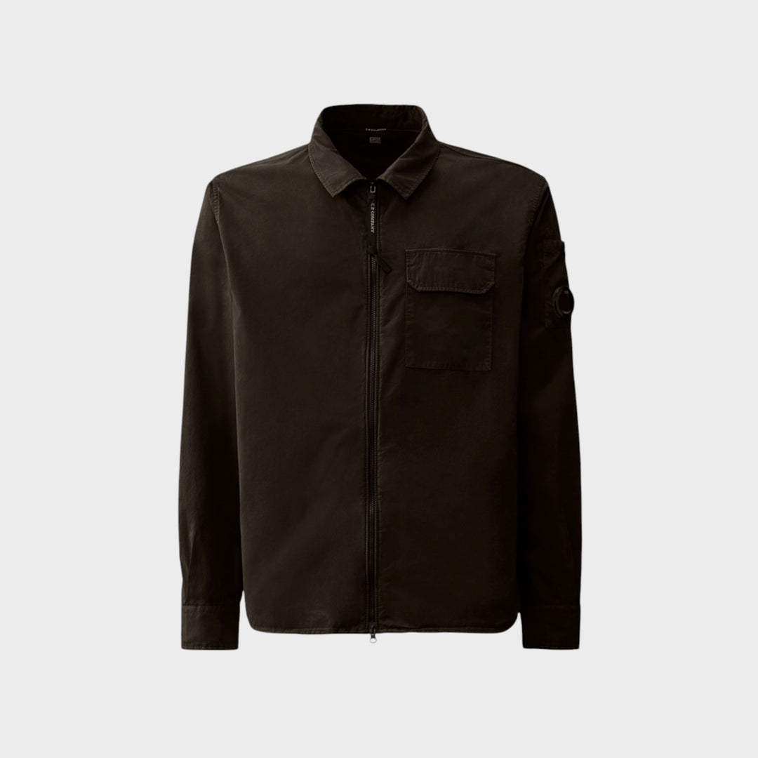 C.P. Company Organic Gabardine Overshirt i Black set forfra