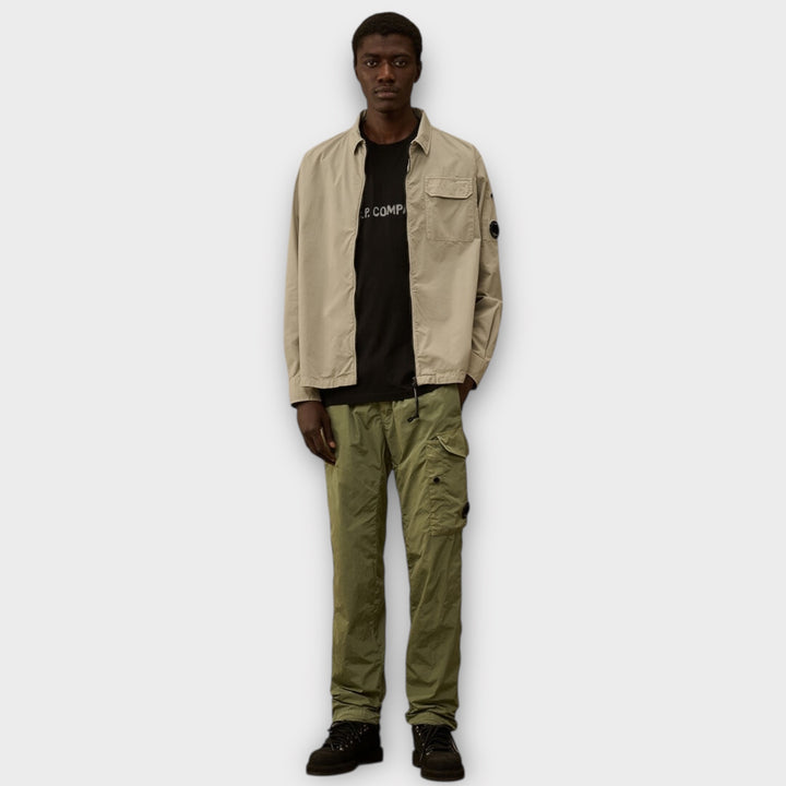 C.P. Company Organic Gabardine Zip Overshirt grey close-up af stof.