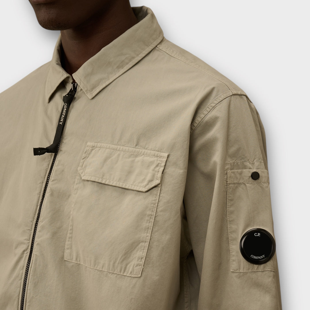 C.P. Company Organic Gabardine Zip Overshirt grey med brystlomme.
