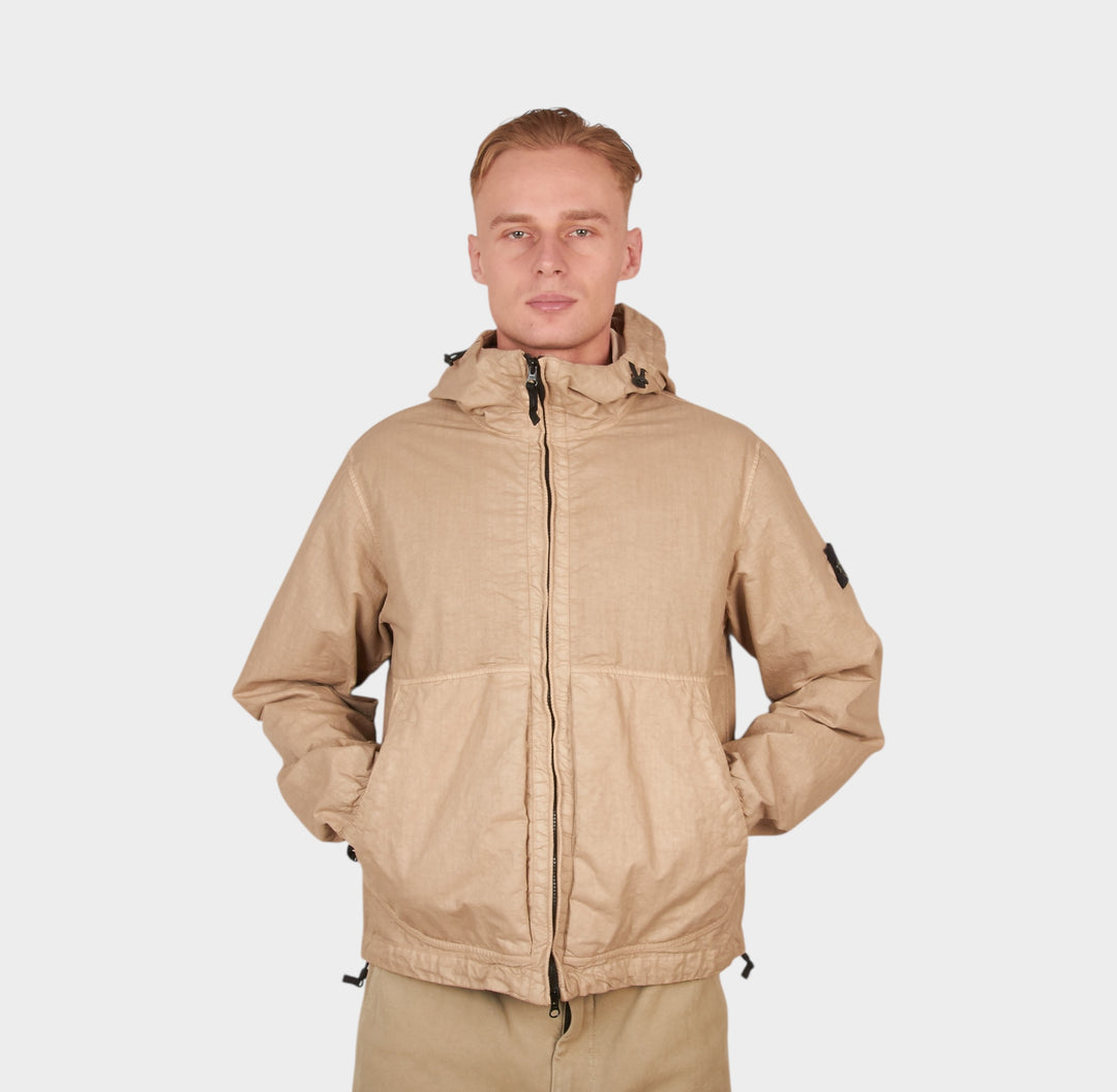 teknisk jakke i desert med minimalistisk look og funktionelle detaljer