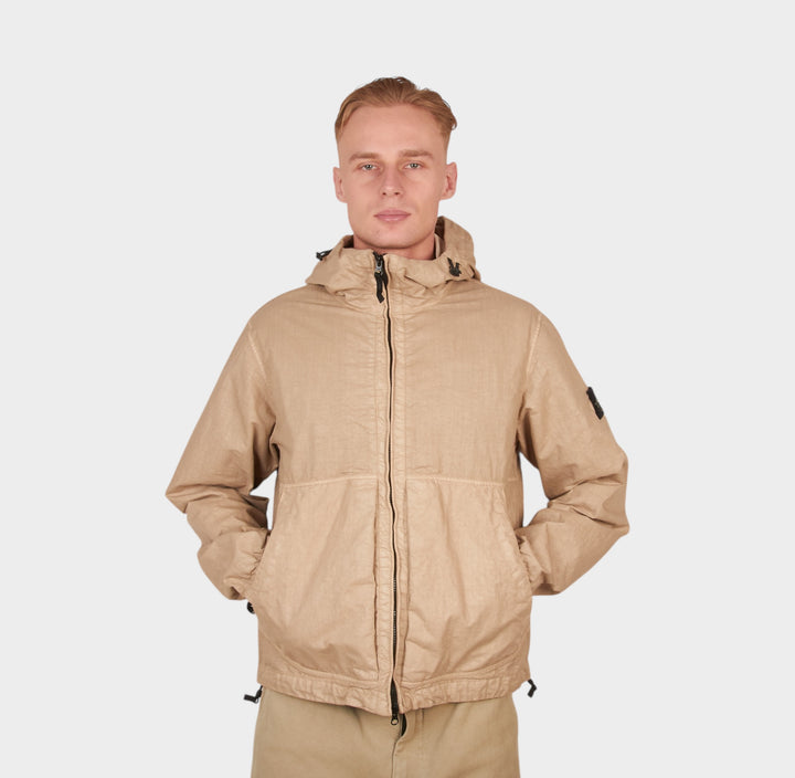 teknisk jakke i desert med minimalistisk look og funktionelle detaljer