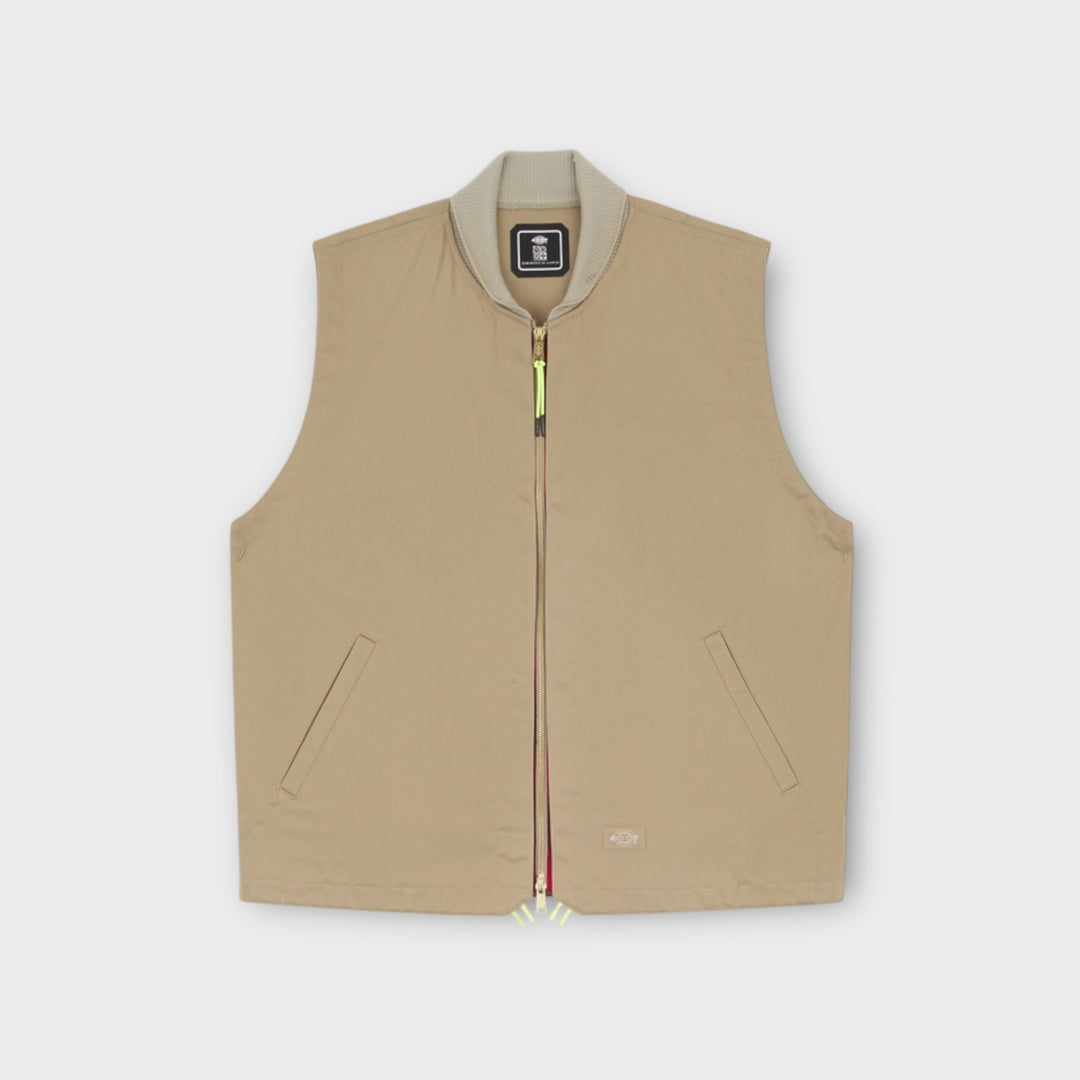 Dickies TDC Eisenhower Vest set forfra, i slidstærkt materiale og med praktiske lommer.