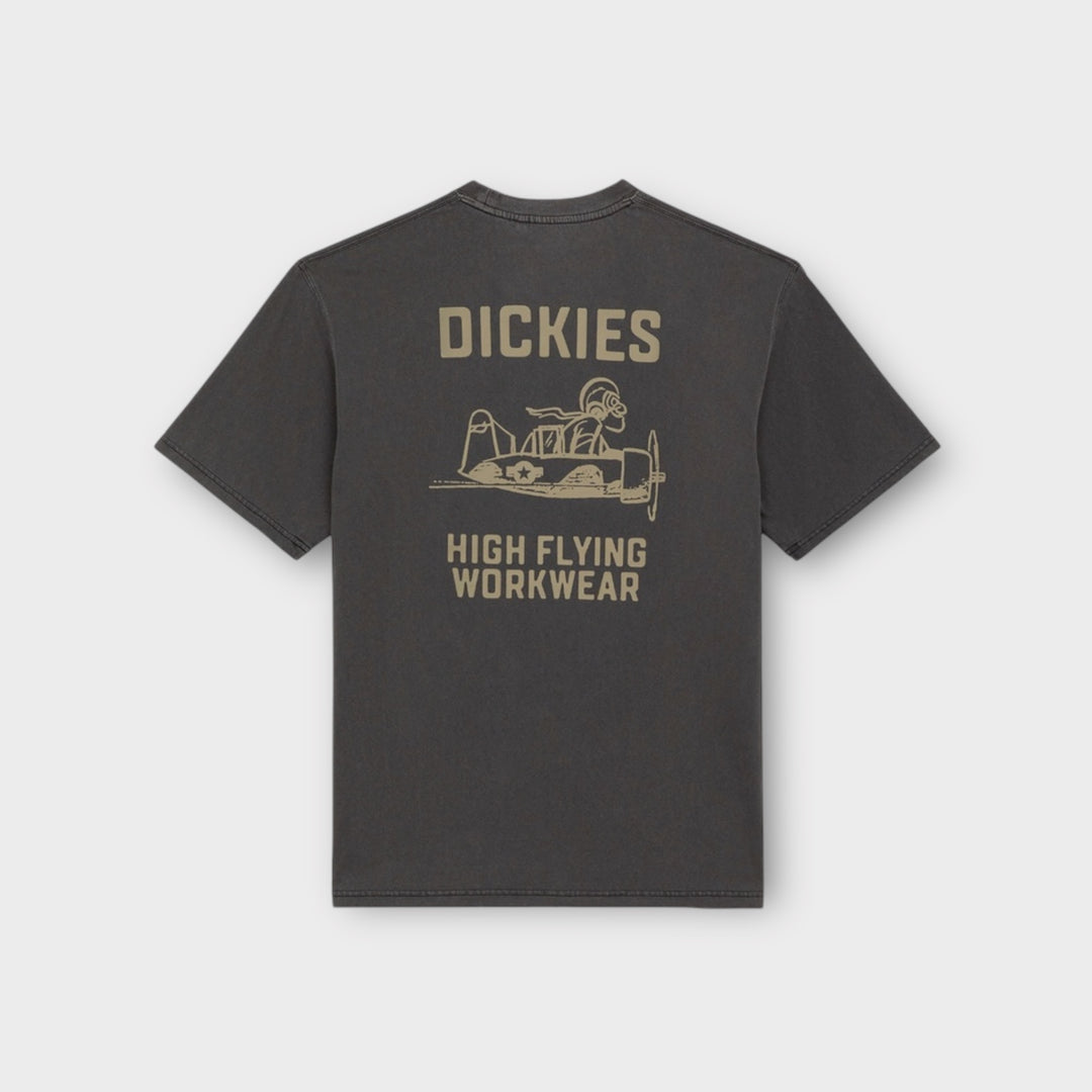 Nærbillede af Dickies-logo på sort High Flying Workwear T-shirt